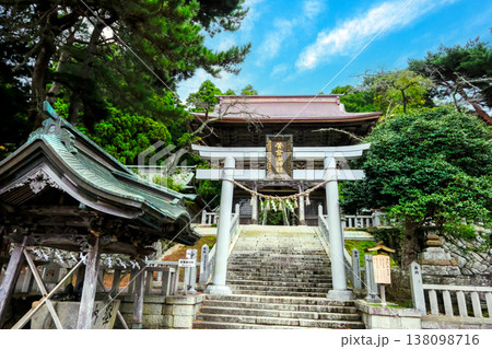 黄金山神社石鳥居と手水舎 黄金山神社石鳥居と手水舎 138098716