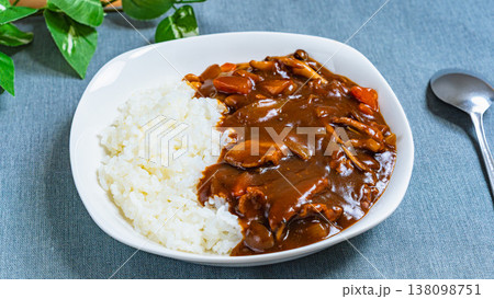 白ご飯にかけたハヤシライス きのこと牛肉の洋食料理 138098751