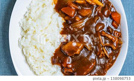 白ご飯にかけたハヤシライス きのこと牛肉の洋食料理 白ご飯にかけたハヤシライス きのこと牛肉の洋食料理 138098753