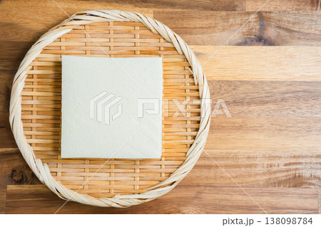 ざるにのせた木綿豆腐 木製テーブルの上の和食食材 ざるにのせた木綿豆腐 木製テーブルの上の和食食材 138098784