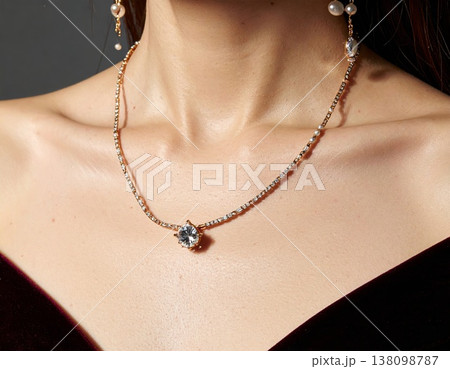 ダイヤモンドのネックレスが輝く日本人女性の美しいデコルテと鎖骨のクローズアップ 138098787