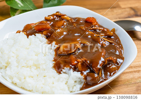 白ご飯にかけたハヤシライス 白ご飯にかけたハヤシライス 138098816