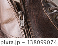男性用ブーツのサイドファスナーのクローズアップ 138099074