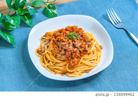 ミートソースパスタ 白い皿に盛り付けたボロネーゼ テーブルの洋食イメージ ミートソースパスタ 白い皿に盛り付けたボロネーゼ テーブルの洋食イメージ 138099462