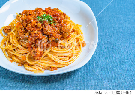 ミートソースパスタ 白い皿に盛り付けたボロネーゼ テーブルの洋食イメージ ミートソースパスタ 白い皿に盛り付けたボロネーゼ テーブルの洋食イメージ 138099464