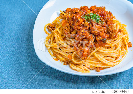 ミートソースパスタ 白い皿に盛り付けたボロネーゼ テーブルの洋食イメージ ミートソースパスタ 白い皿に盛り付けたボロネーゼ テーブルの洋食イメージ 138099465