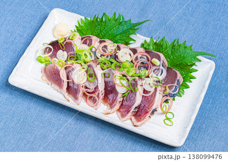鰹のたたきの盛り付け 薬味をのせた和食の刺身料理 鰹のたたきの盛り付け 薬味をのせた和食の刺身料理 138099476
