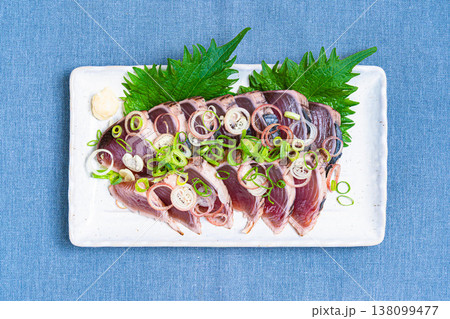 鰹のたたきの盛り付け 薬味をのせた和食の刺身料理 鰹のたたきの盛り付け 薬味をのせた和食の刺身料理 138099477