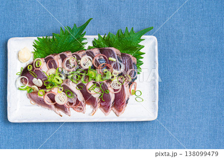 鰹のたたきの盛り付け 薬味をのせた和食の刺身料理 138099479