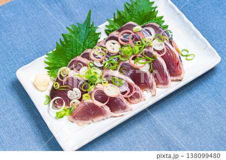 鰹のたたきの盛り付け 薬味をのせた和食の刺身料理 138099480
