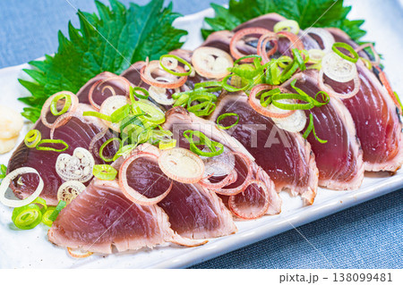 鰹のたたきの盛り付け 薬味をのせた和食の刺身料理 鰹のたたきの盛り付け 薬味をのせた和食の刺身料理 138099481