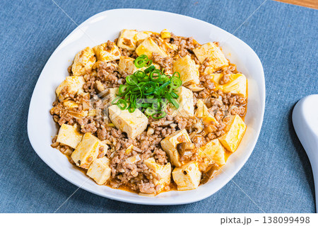 麻婆豆腐 白い皿に盛り付けた中華料理 テーブルの家庭料理 麻婆豆腐 白い皿に盛り付けた中華料理 テーブルの家庭料理 138099498
