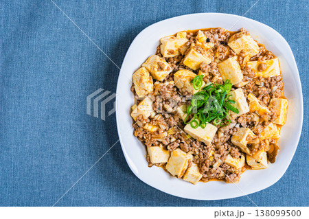 麻婆豆腐 白い皿に盛り付けた中華料理 テーブルの家庭料理 138099500
