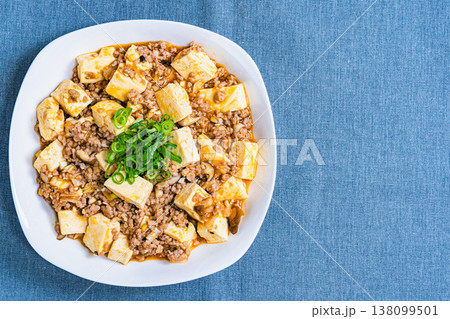 麻婆豆腐 白い皿に盛り付けた中華料理 テーブルの家庭料理 麻婆豆腐 白い皿に盛り付けた中華料理 テーブルの家庭料理 138099501