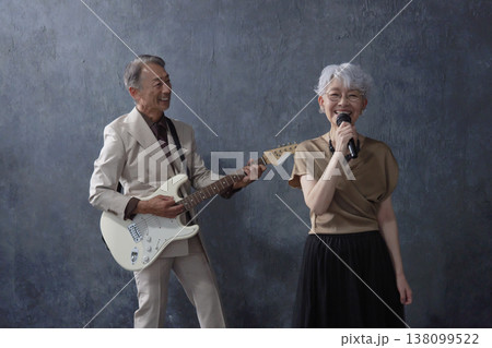 シニアのミュージシャン 男性のギタリストと女性のボーカル 黒背景 シニアのミュージシャン 男性のギタリストと女性のボーカル 黒背景 138099522