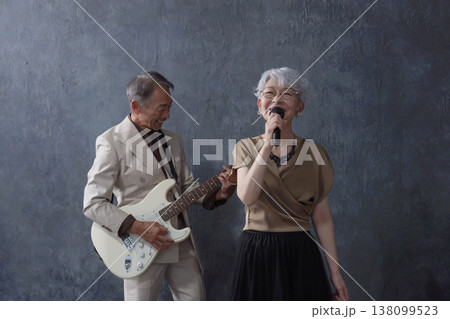 シニアのミュージシャン 男性のギタリストと女性のボーカル 黒背景 シニアのミュージシャン 男性のギタリストと女性のボーカル 黒背景 138099523