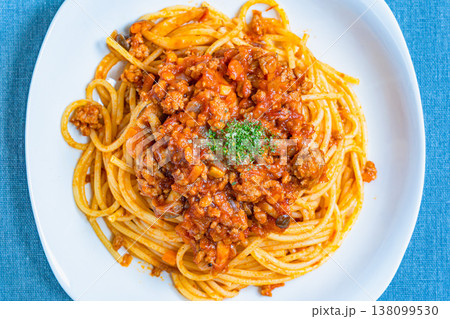 ミートソースパスタ 白い皿に盛り付けたボロネーゼ テーブルの洋食イメージ ミートソースパスタ 白い皿に盛り付けたボロネーゼ テーブルの洋食イメージ 138099530