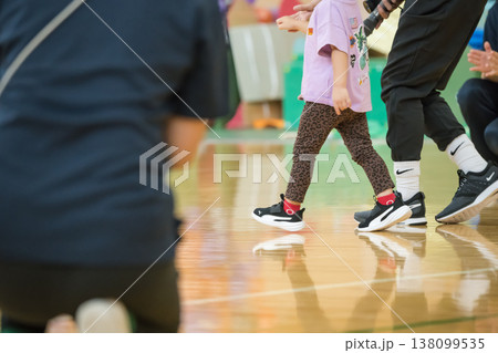 【保育園の運動会　障害物競走】 138099535