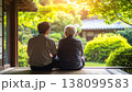 縁側で語らう高齢者と付き添いの人物 日本の庭を眺めてリラックス 138099583