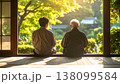 縁側で語らう高齢者と付き添いの人物 日本の庭を眺めてリラックス 138099584