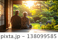 縁側で語らう高齢者と付き添いの人物 日本の庭を眺めてリラックス 138099585