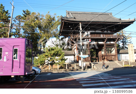 京都太秦広隆寺の桜門を横切る嵐電 京都太秦広隆寺の桜門を横切る嵐電 138099586