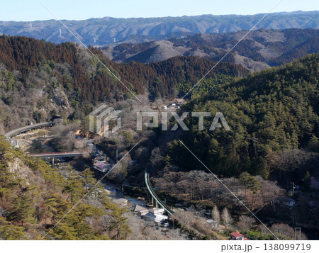 冬も極寒のある日、ハイキングにちょうど良い低山を歩いた。春にはツツジが満開になる山も今は冬枯れだ。 138099719