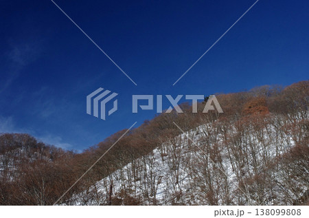 奥日光。純白に輝く山々は清々しく、澄みきった青空が大宇宙に広がっていた。至福の時。 138099808