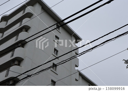 高層マンションからの眺め、夜景と街灯りの広がり 高層マンションからの眺め、夜景と街灯りの広がり 138099916