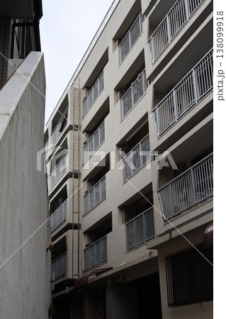 ファミリー向けマンションと共有の公園スペース、緑豊かな生活風景 138099918