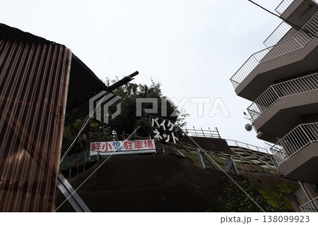 高層マンションを背景にした公園ベンチ、穏やかな午後 138099923