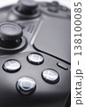 黒いゲームコントローラーのクローズアップ 138100085