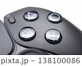 黒いゲームコントローラーのクローズアップ 138100086