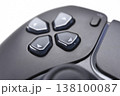 黒いゲームコントローラーのクローズアップ 138100087