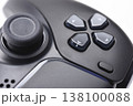 黒いゲームコントローラーのクローズアップ 138100088