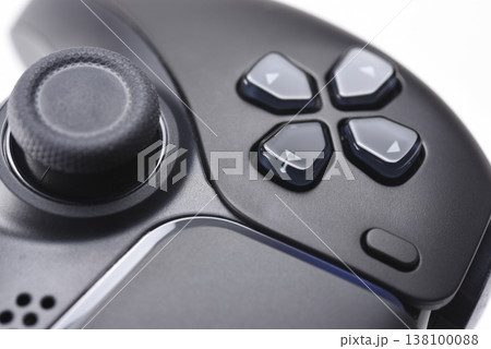 黒いゲームコントローラーのクローズアップ 黒いゲームコントローラーのクローズアップ 138100088
