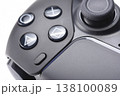 黒いゲームコントローラーのクローズアップ 138100089