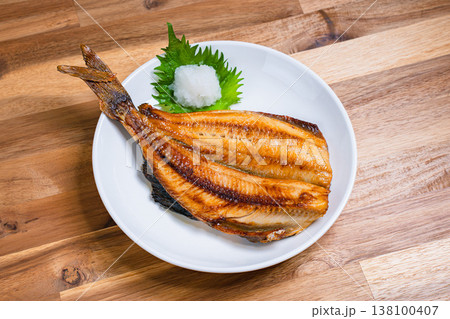 ホッケの塩焼き 大根おろしを添えた和食の焼き魚 木製テーブル 138100407
