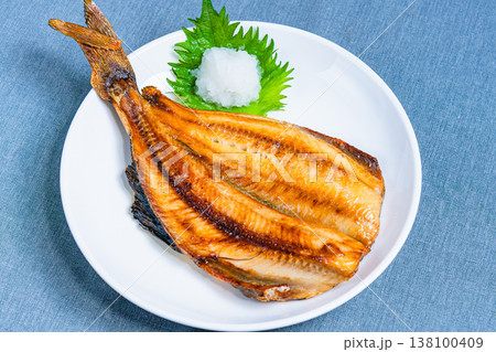 ホッケの塩焼き 大根おろしを添えた和食の焼き魚 テーブル ホッケの塩焼き 大根おろしを添えた和食の焼き魚 テーブル 138100409