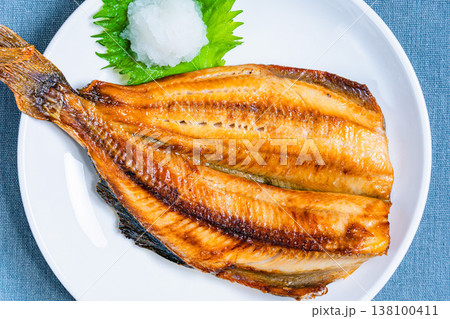ホッケの塩焼き 大根おろしを添えた和食の焼き魚 テーブル ホッケの塩焼き 大根おろしを添えた和食の焼き魚 テーブル 138100411