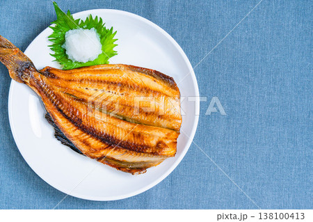 ホッケの塩焼き 大根おろしを添えた和食の焼き魚 テーブル 138100413