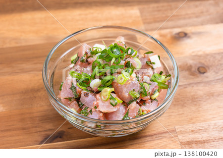 マグロとチーズの和え物 薬味たっぷりの海鮮おつまみ ガラスボウルの和食料理 マグロとチーズの和え物 薬味たっぷりの海鮮おつまみ ガラスボウルの和食料理 138100420