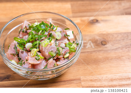 マグロとチーズの和え物 薬味たっぷりの海鮮おつまみ ガラスボウルの和食料理 マグロとチーズの和え物 薬味たっぷりの海鮮おつまみ ガラスボウルの和食料理 138100421