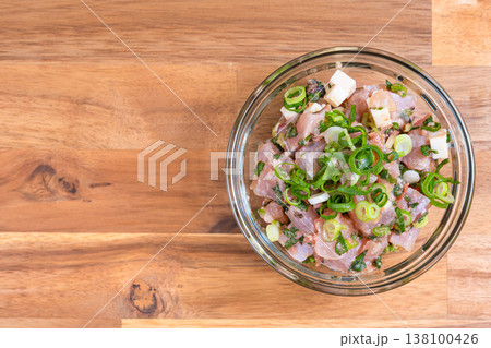 マグロとチーズの和え物 薬味たっぷりの海鮮おつまみ ガラスボウルの和食料理 マグロとチーズの和え物 薬味たっぷりの海鮮おつまみ ガラスボウルの和食料理 138100426