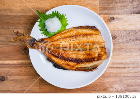 ホッケの塩焼き 大根おろしを添えた和食の焼き魚 木製テーブル ホッケの塩焼き 大根おろしを添えた和食の焼き魚 木製テーブル 138100518