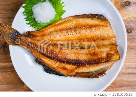 ホッケの塩焼き 大根おろしを添えた和食の焼き魚 木製テーブル ホッケの塩焼き 大根おろしを添えた和食の焼き魚 木製テーブル 138100519
