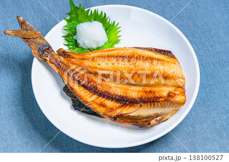 ホッケの塩焼き 大根おろしを添えた和食の焼き魚 テーブル ホッケの塩焼き 大根おろしを添えた和食の焼き魚 テーブル 138100527