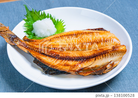 ホッケの塩焼き 大根おろしを添えた和食の焼き魚 テーブル ホッケの塩焼き 大根おろしを添えた和食の焼き魚 テーブル 138100528