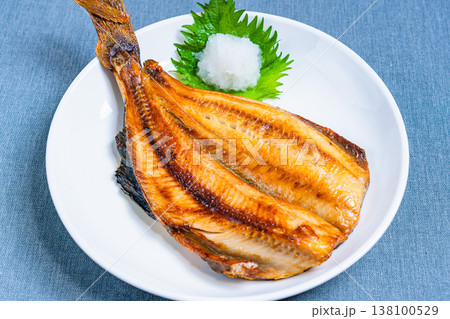 ホッケの塩焼き 大根おろしを添えた和食の焼き魚 テーブル 138100529