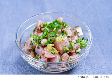 マグロとチーズの和え物 薬味たっぷりの海鮮おつまみ ガラスボウルの和食料理 138100530